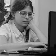 Teenie während der Online-Beratung