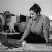 Junge Frau während der Online-Beratung