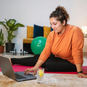 Junge Erwachsene während der Online-Beratung