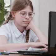 Kind während der Online-Beratung